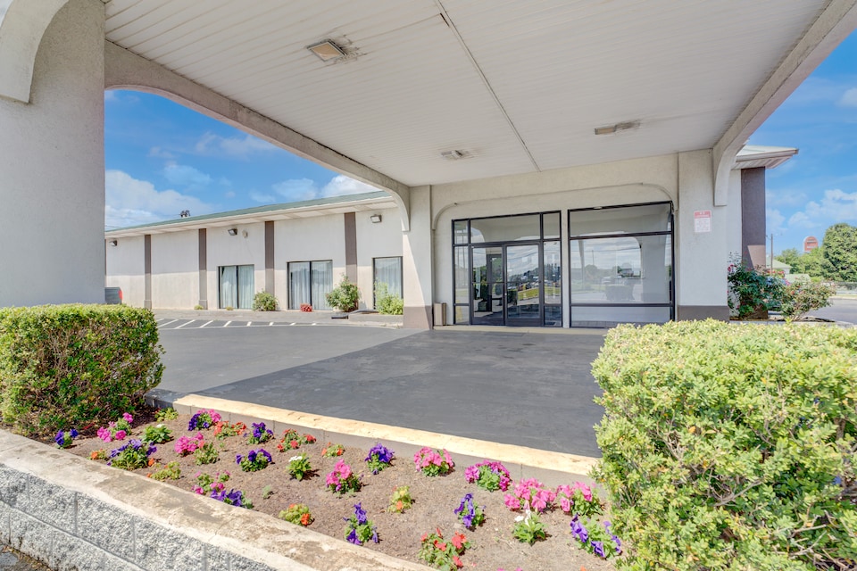 Travel Inn Lebanon Nashville Near I-40, C37087, Lebanon TN