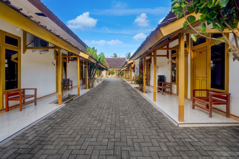OYO 95262 Hotel Djatmiko Villa's Family Syariah, Banyuwangi, Banyuwangi