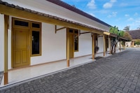 OYO 95262 Hotel Djatmiko Villa's Family Syariah