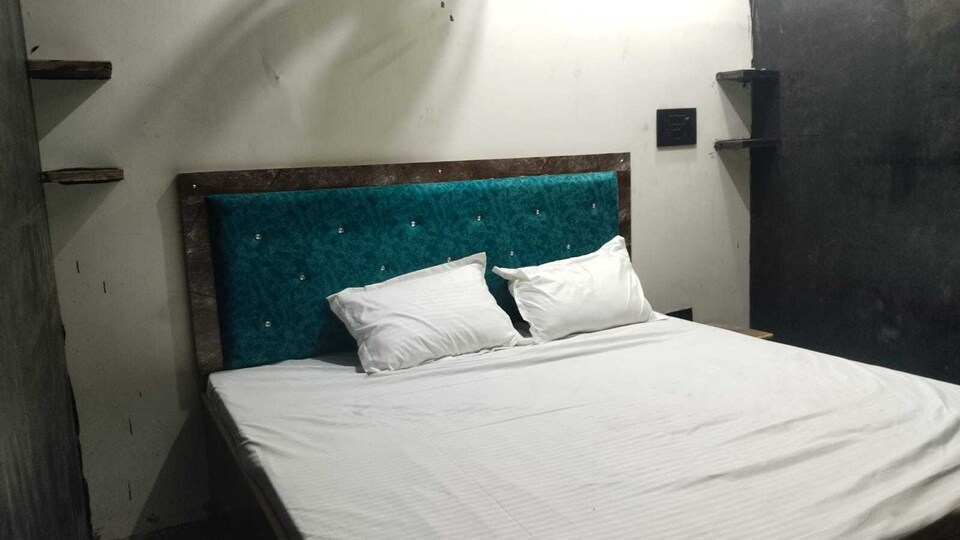 SPOT ON The King Hotel And Restaurant , Etawah, Etawah