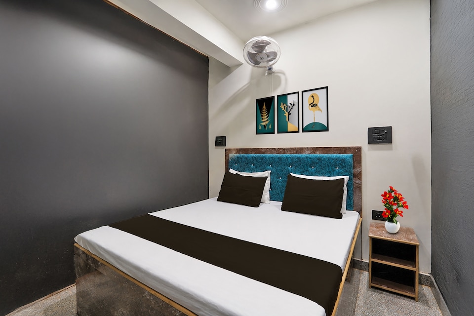 SPOT ON The King Hotel And Restaurant , Etawah, Etawah