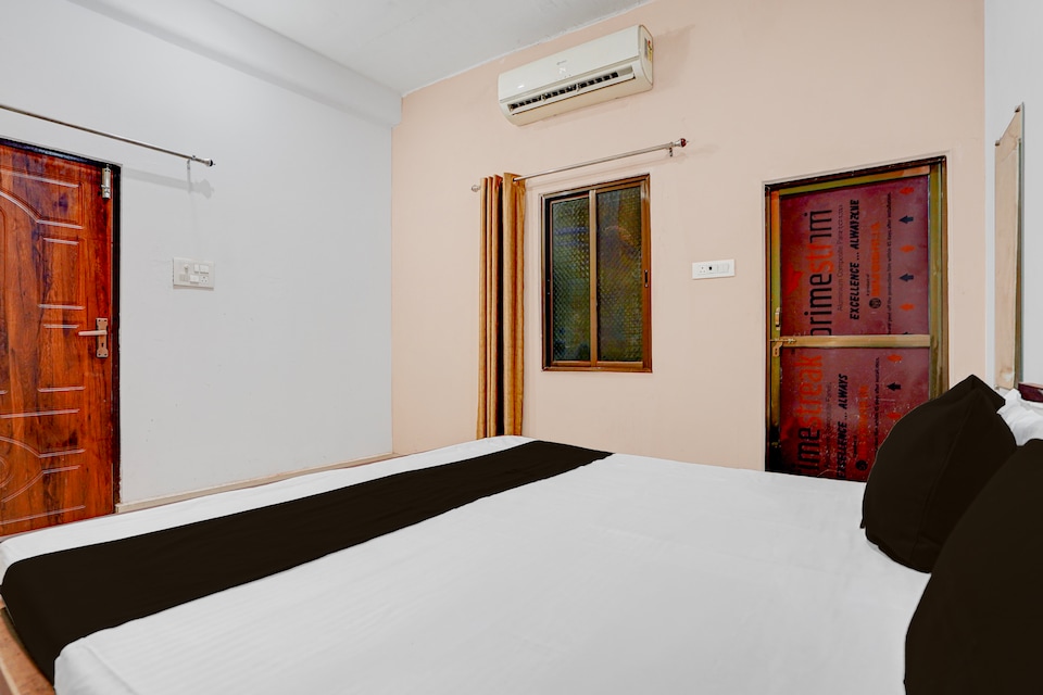 SPOT ON Abhay Hotel And Restaurant , Chowk Allahabad, Prayagraj