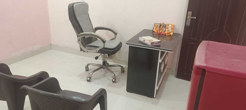 SPOT ON Abhay Hotel And Restaurant , Chowk Allahabad, Prayagraj