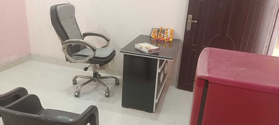 SPOT ON Abhay Hotel And Restaurant , Chowk Allahabad, Prayagraj