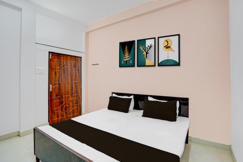 SPOT ON Abhay Hotel And Restaurant , Chowk Allahabad, Prayagraj