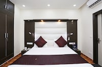 OYO Diplomat Suites Near Ambience Mall