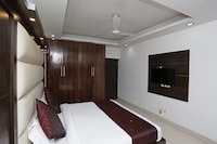 OYO Diplomat Suites Near Ambience Mall
