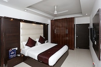 OYO Diplomat Suites Near Ambience Mall