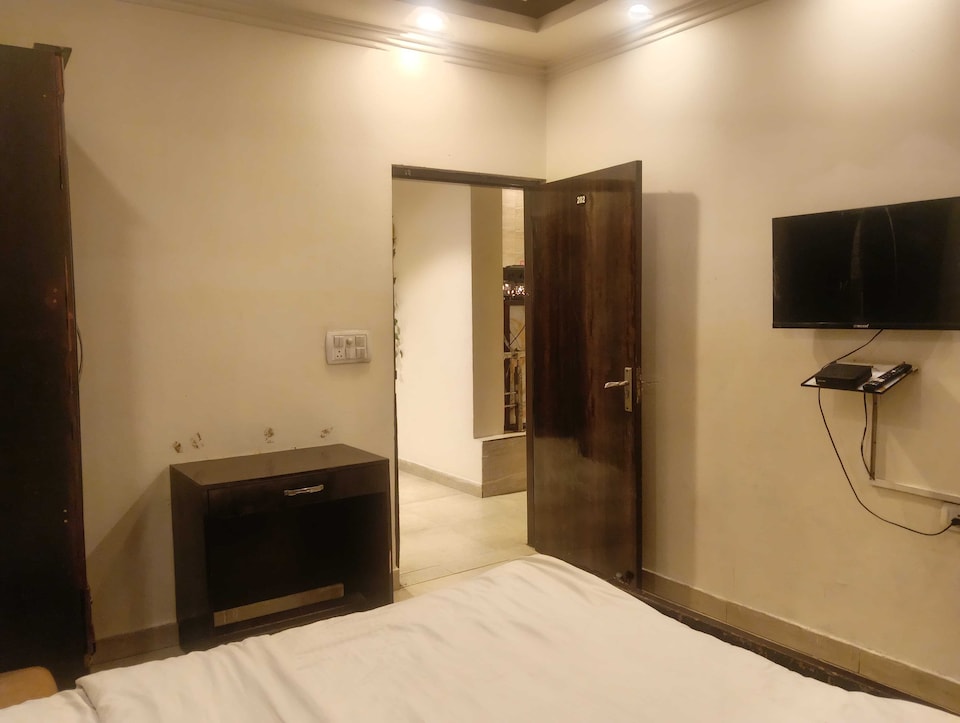 Collection O Sector 5 Ghaziabad Formerly Five Seas , Indirapuram Ghaziabad, Ghaziabad