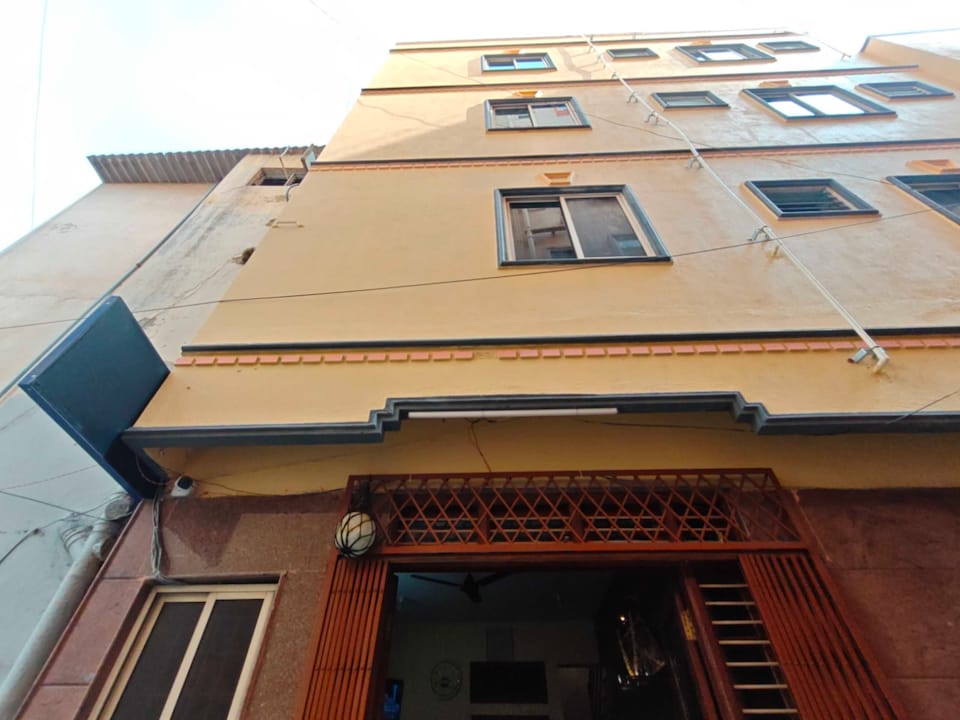 Hotel O SL Comforts, Majestic Bangalore, Bangalore