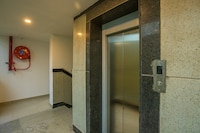 Hotel O Varcity Phi Premium Pavilion ,Above HDFC Bank ,Near Anjaneya Temple Madiwala, Hosur Main r