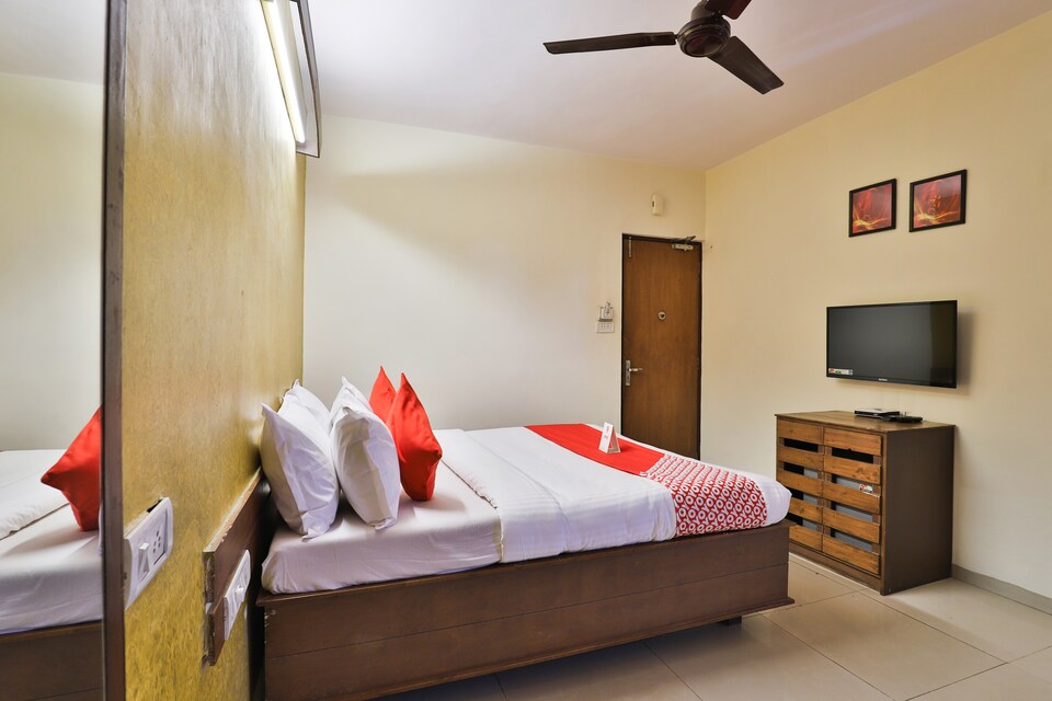 OYO 14411 Hotel Royal, Alkapuri Vadodara, Vadodara