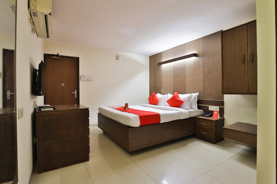 OYO 14411 Hotel Royal, Alkapuri Vadodara, Vadodara