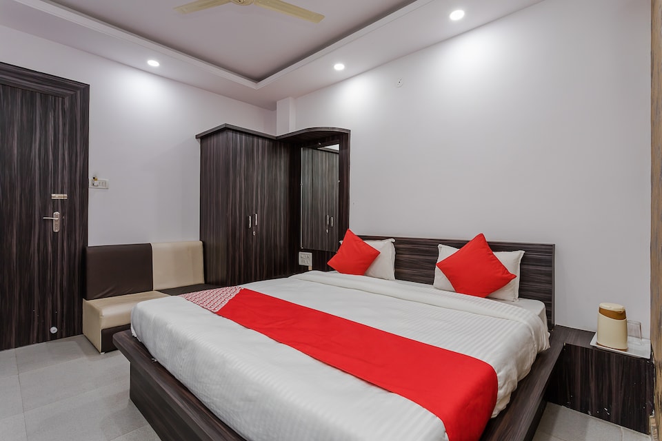 OYO 14447 Bharat regency, Railway Station - Bhopal, Bhopal