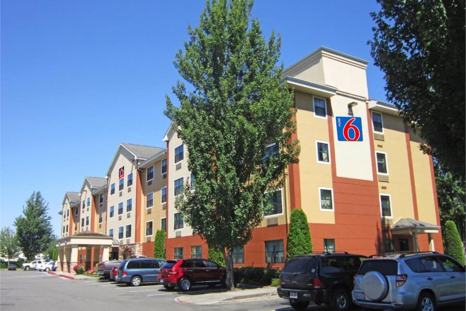 Motel 6 Suites Seattle Kent, WA, C98032, Kent WA