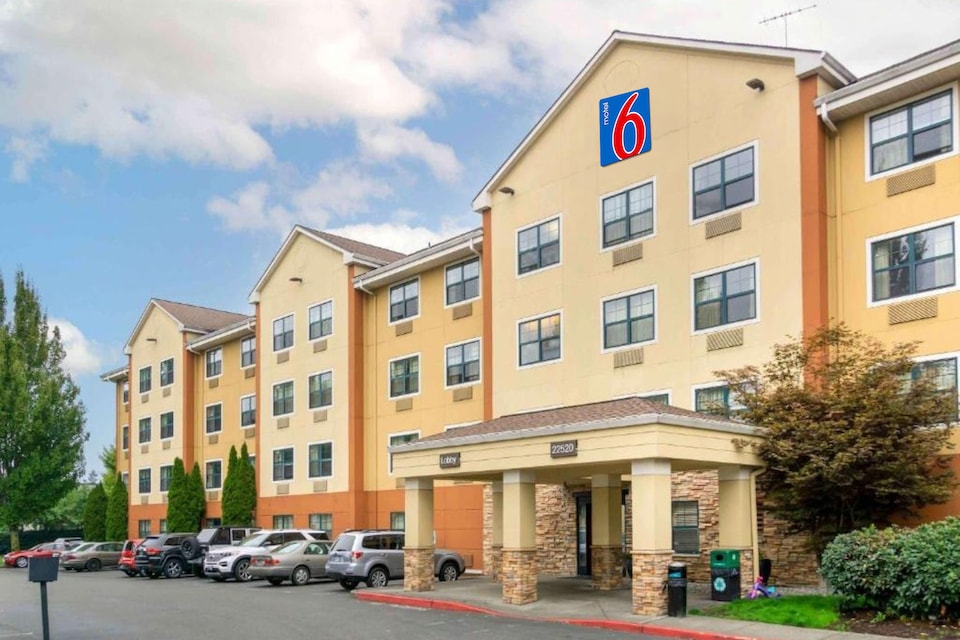 Motel 6 Suites Seattle Kent, WA, C98032, Kent WA