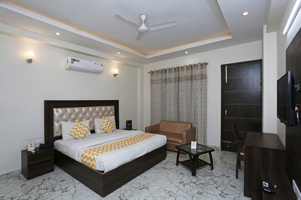Capital O 14482 Live Inn, Golf Course Road, Gurgaon