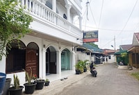 Hotel O near Masjid Raya Al-Mashun formerly Hotel Wisma Yuli