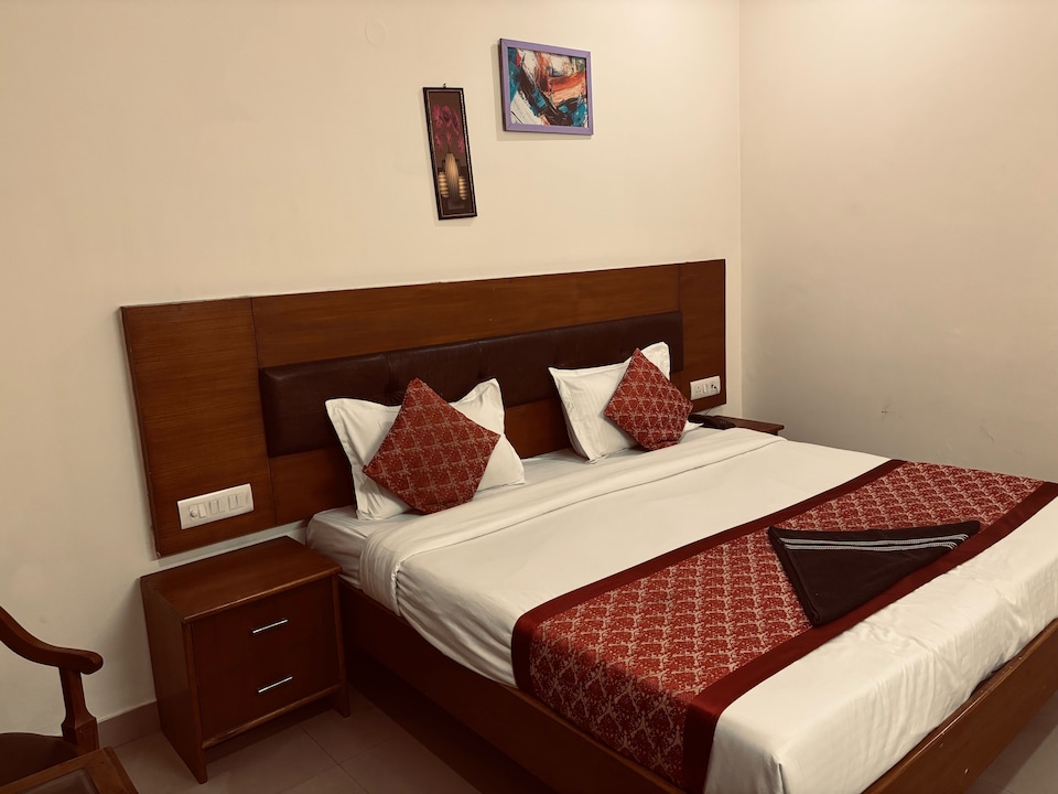 Hotel O  Vinayak Guest House &PG, Greater Noida, Noida