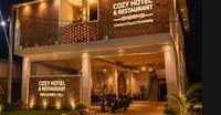 Spot On Cozy Hotel And Restaurant 