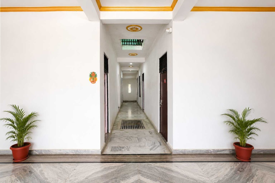 Hotel O Surya guest house, Sultanpur, Sultanpur