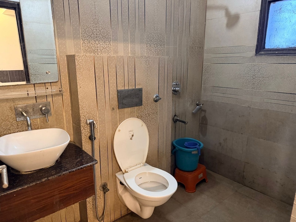 Hotel O Rajmahal Restaurant & Bar, Avas Vikas, Rudrapur