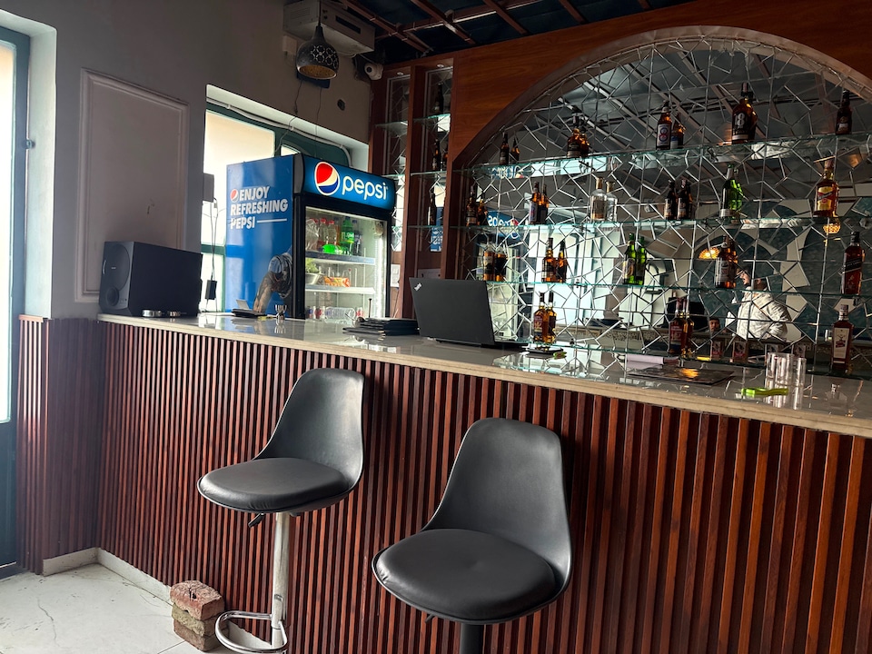 Hotel O Rajmahal Restaurant & Bar, Avas Vikas, Rudrapur