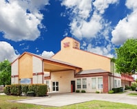 Garland Inn & Suites near Dallas TX