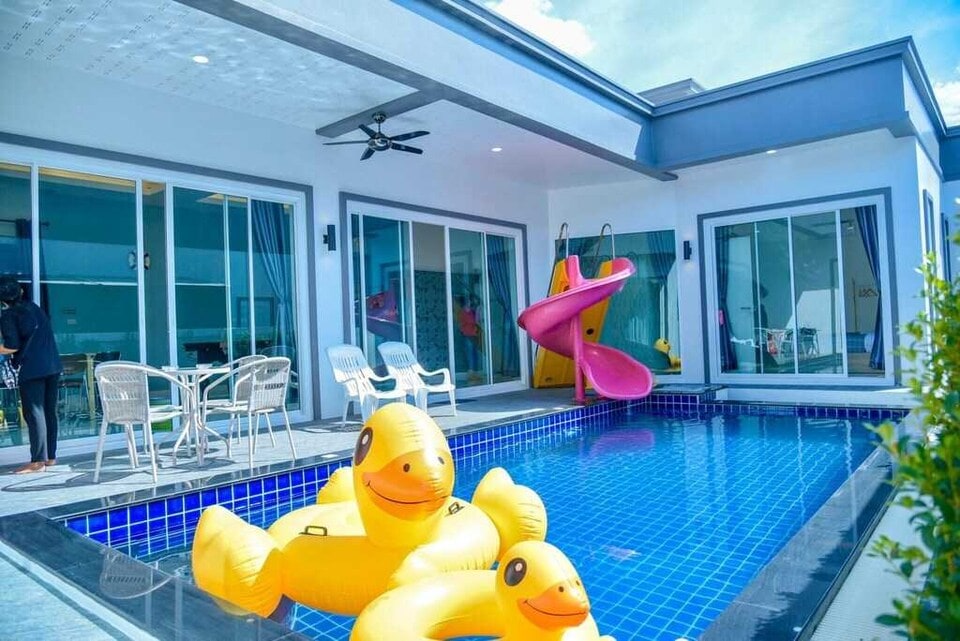 Sky Hotel Near Clark Freeport Zone by Belvilla, Angeles, Pampanga