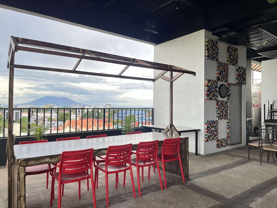 Sky Hotel Near Clark Freeport Zone by Belvilla, Angeles, Pampanga