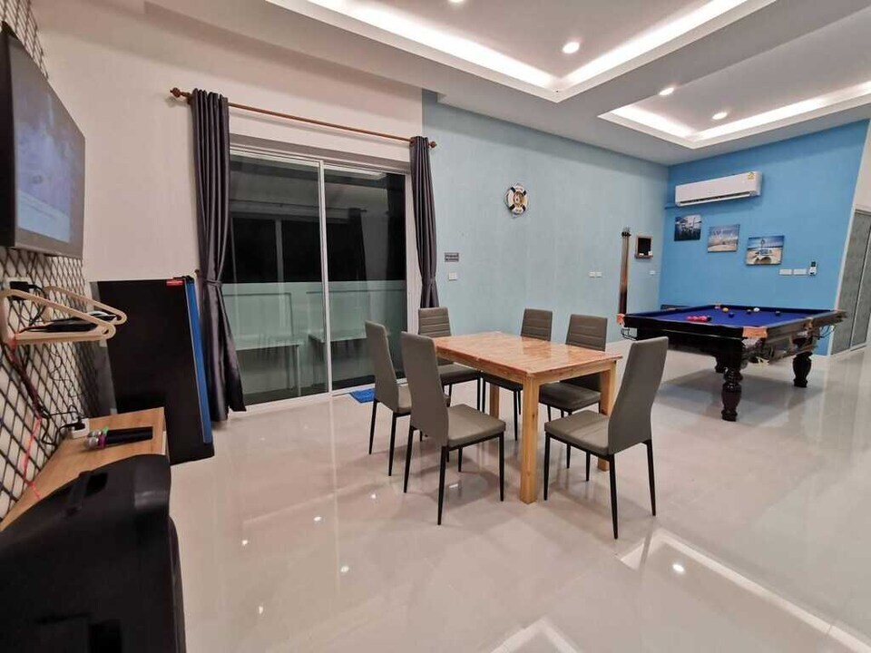 Sky Hotel Near Clark Freeport Zone by Belvilla, Angeles, Pampanga