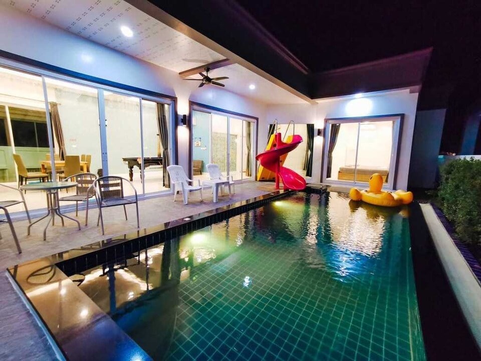 Sky Hotel Near Clark Freeport Zone by Belvilla, Angeles, Pampanga