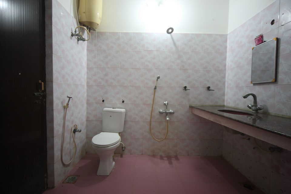 OYO 14599 Hiru Resorts , Neelankarai, चेन्नई