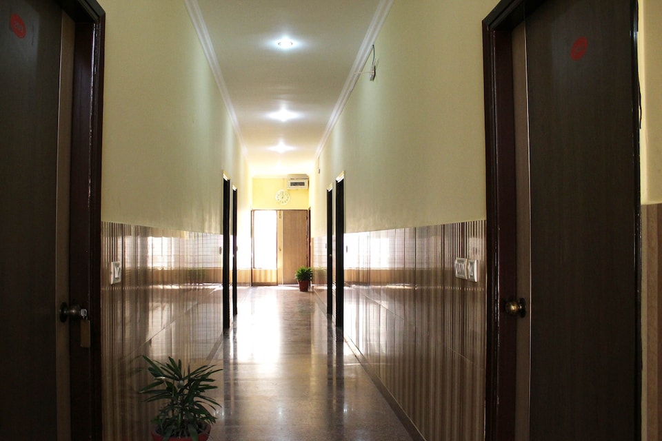 रेलवे स्टेशन के पास OYO 2665, Dehradun Railway Station, देहरादून