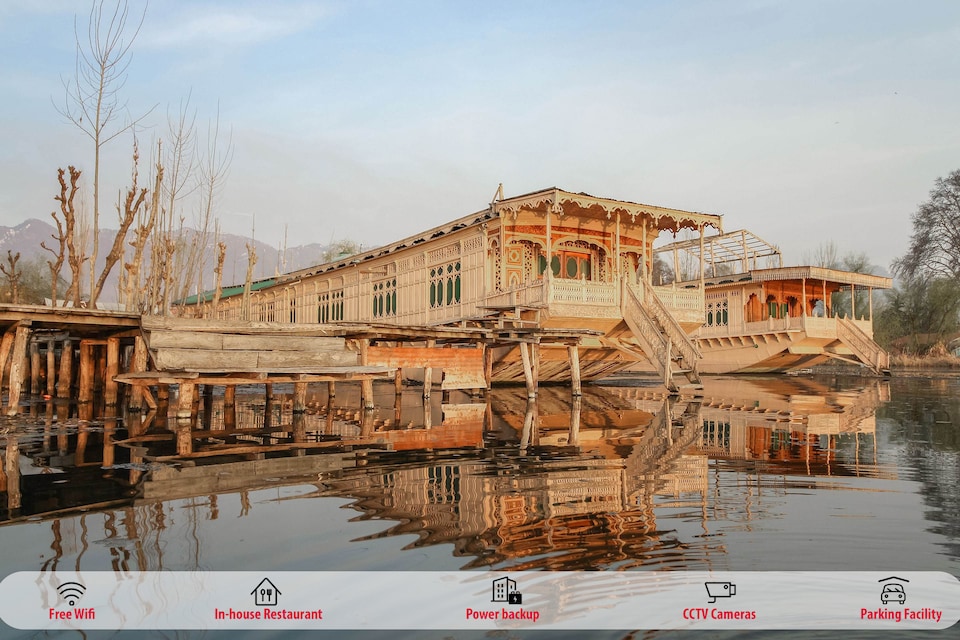 OYO 14629 Houseboats Ibrahim Group, Nigeen Lake, Srinagar