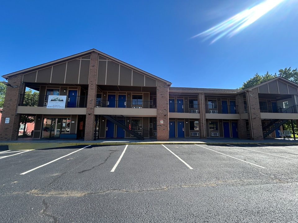 Mountain View Inn Irvine Near Richmond KY, C40336, West Irvine KY