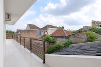 Hotel O near Pakuwon Mall formerly House Of Alfita