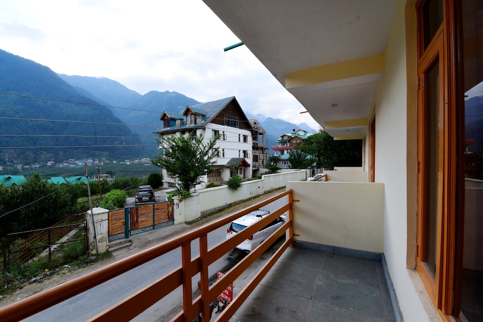 OYO Home 14786 Lavish Studio, Naggar Road, Manali