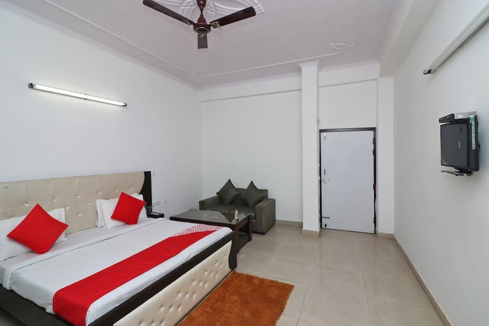 OYO 14802 Hotel Virus Bistro, Tikonia Haldwani, Haldwani