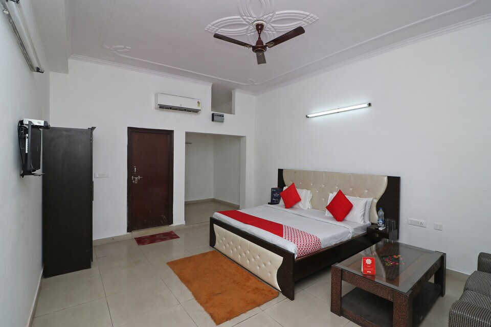 OYO 14802 Hotel Virus Bistro, Tikonia Haldwani, Haldwani