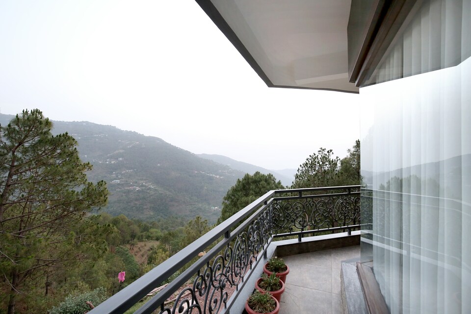 OYO Home 14806 Valley view Stay, Kasauli, Kasauli