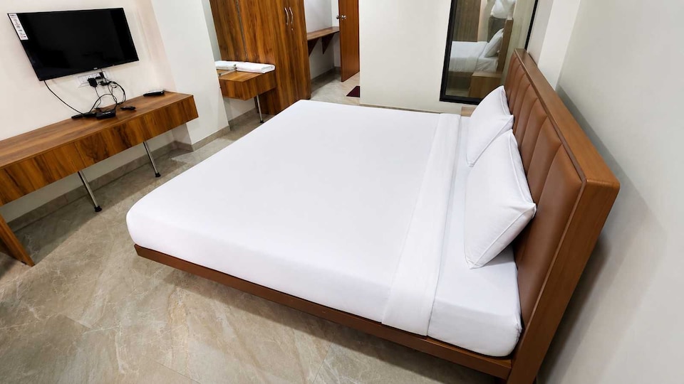 POP 84533C Golden Retreat Hotel, Gnaesh Chokdi, Anand