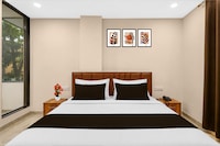 Collection O Anand Junction Formerly Golden Retreat Hotel