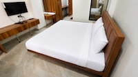 POP 84533C Golden Retreat Hotel