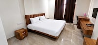 POP 84533C Golden Retreat Hotel