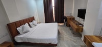 POP 84533C Golden Retreat Hotel