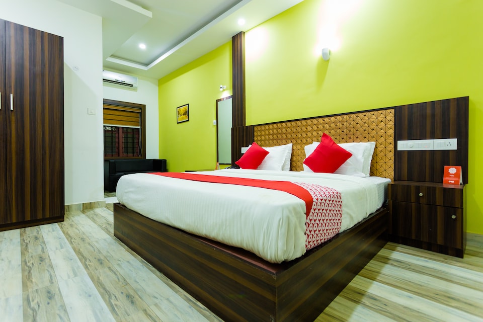 OYO 14828 Hotel Kochi Crown, Edapally Kochi, Kochi
