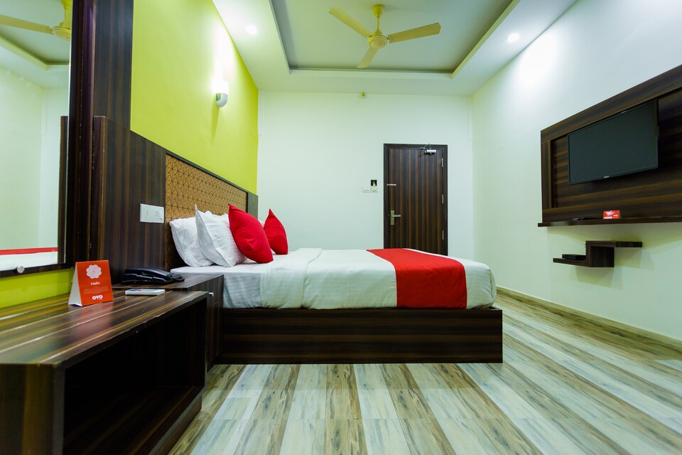 OYO 14828 Hotel Kochi Crown, Edapally Kochi, Kochi