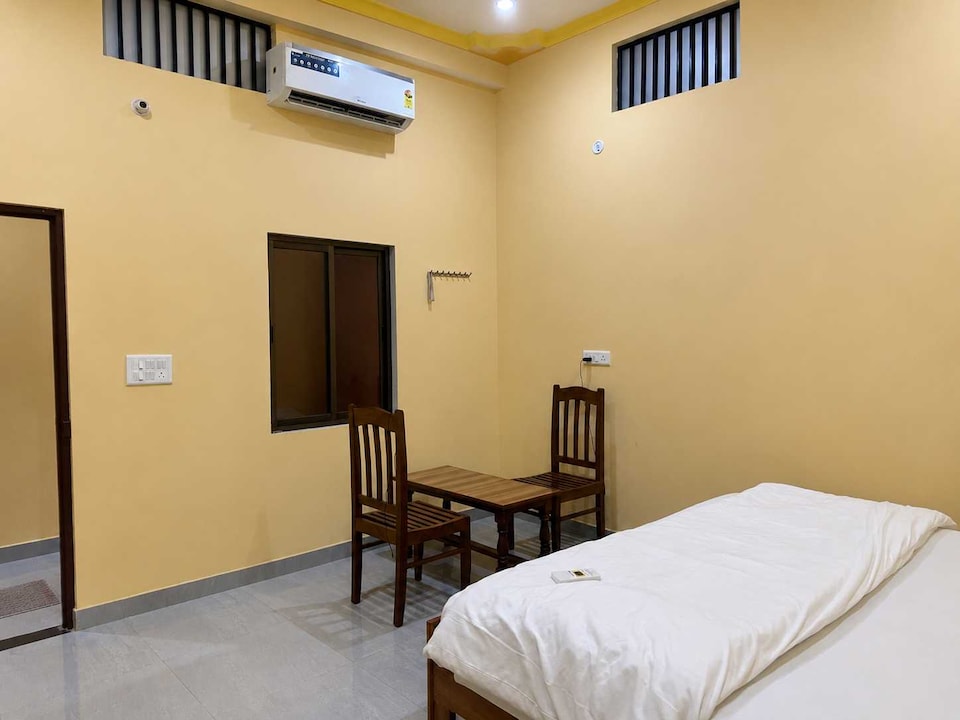 SPOT ON Hotel Paarth & Restaurant, Basti, Basti