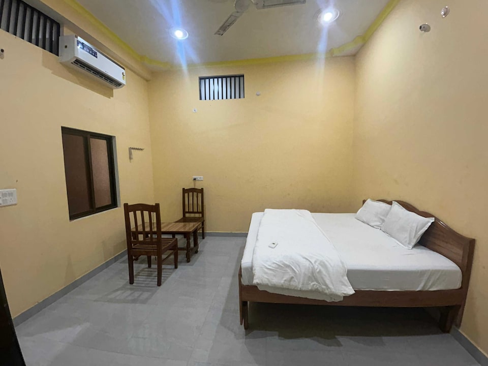 SPOT ON Hotel Paarth & Restaurant, Basti, Basti